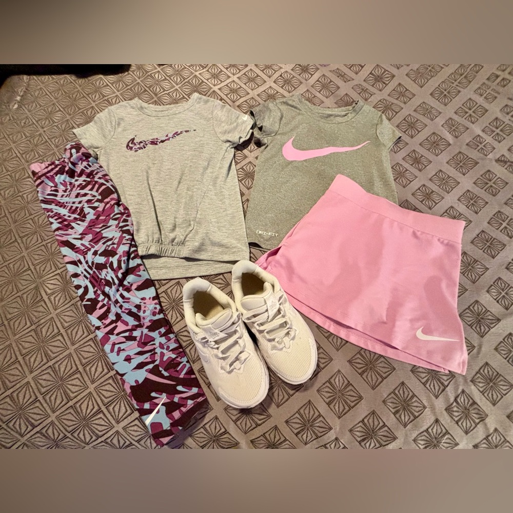 Nike Toddler Girl’s 2-Outfit Set 4T w Nike Shoes size 10